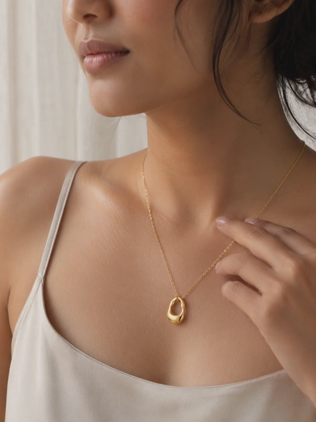 the-lumina-midnight-necklace-video